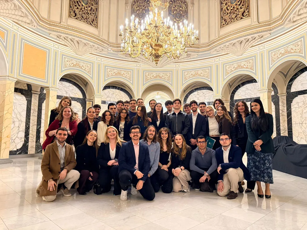Membres de JEF Catalunya sota la gran aranya d'una sala de cúpula daurada